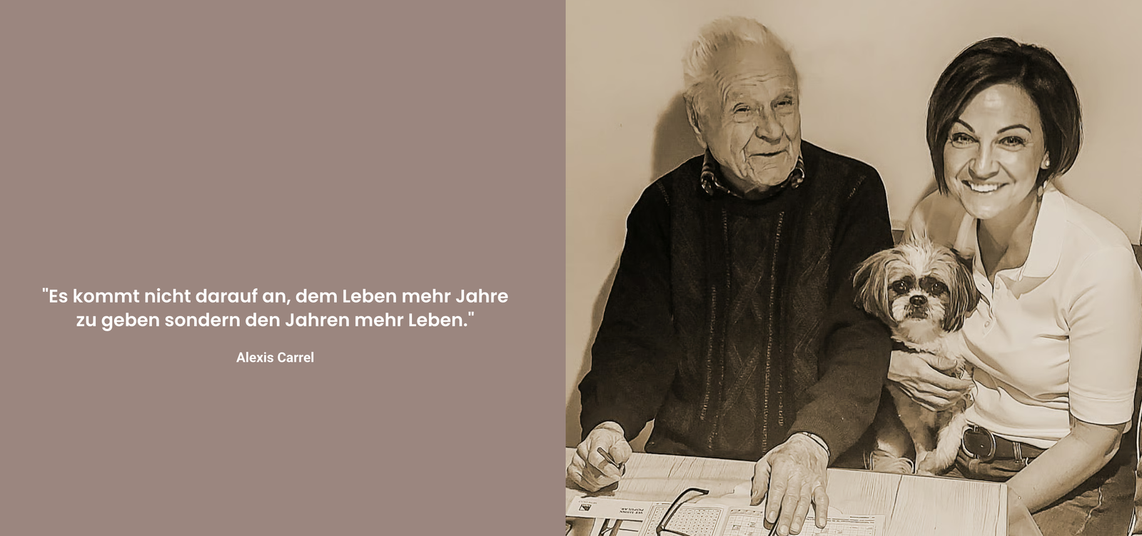 Martina Abwerzger mit Senior und Hund – zufriedene Familie